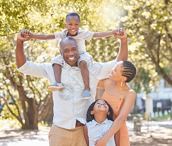 肖像快乐的非洲裔美国四口之家在夏天在公园里共度美好时光 母亲 父亲 儿子和女儿在外面聚在一起 户外逗人喜爱的兄弟姐妹和父母图片