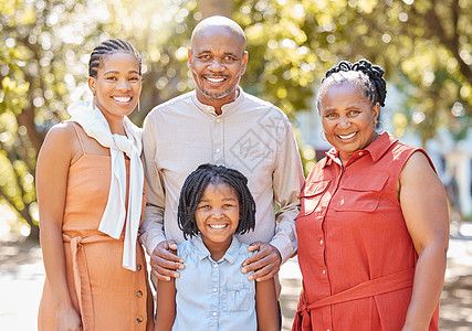 肖像快乐的非洲裔美国四口之家在夏天在公园里共度美好时光 祖父母 母亲和女儿在外面亲密无间 与孙女郊游家庭孩子女性女士女孩微笑祖父图片