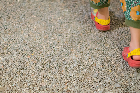 只在户外公园散步的腿人脚步地面活动凉鞋运动街道女士路面人行道人脚图片