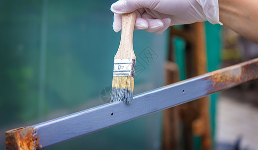 用灰色的油漆漆铁框承包商装修工匠男人维修房子工作花园职业画家图片