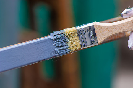 用灰色的油漆漆铁框栅栏画笔男性木头男人承包商工作工匠工人绘画图片