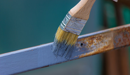 用灰色的油漆漆铁框装潢栅栏画笔承包商男性装修工匠木头职业维修图片
