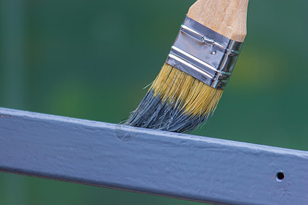 用灰色的油漆漆铁框画家装潢师承包商花园装潢绘画职业栅栏维修工人背景图片