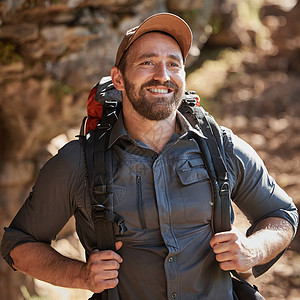 快乐的白人男子 留着胡子 背着背包 白天独自在山上徒步旅行 微笑健康和活跃的人在锻炼和探索的同时享受大自然 在冒险中保持活跃图片