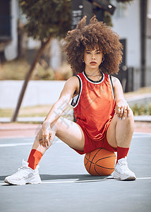在篮球场上摆布的混合种族妇女 美丽的篮球运动员自信地在外表露面运动装活力运动爆炸活动法庭训练玩家游戏黑发图片