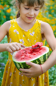 孩子用勺子吃西瓜 有选择的焦点幸福蔬菜快乐水果桌子帽子婴儿甜点女性食物图片