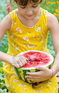 孩子用勺子吃西瓜 有选择的焦点蔬菜小吃女性童年乐趣快乐桌子婴儿水果甜点图片