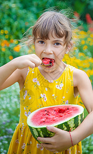 孩子用勺子吃西瓜 有选择的焦点微笑婴儿营养童年小吃女孩蔬菜食物甜点水果图片