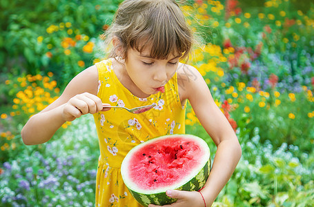 孩子用勺子吃西瓜 有选择的焦点童年甜点桌子女孩小吃婴儿蔬菜微笑营养食物图片