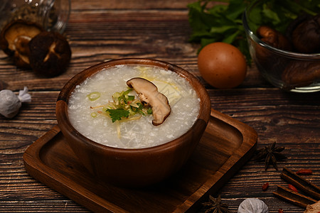 碗饭粥加软煮鸡蛋 芝麻蘑菇 切生姜和菜早餐图片