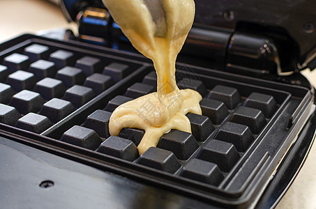 配有原料的现代华夫饼制作机 自制比利时华夫饼晶圆烹饪制作者面团糖果厨房糕点烘烤面糊甜点图片