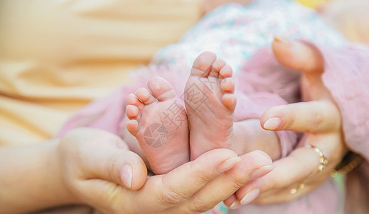 妈妈怀着新生婴儿 有选择的专注男生身体棕榈脚趾横幅父亲母性孩子童年生活图片
