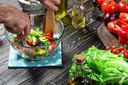 男人在木制桌上用新鲜蔬菜做沙拉 烹饪美味和健康的食物 接近木板厨房黄瓜胡椒乡村厨师饮食盘子菠菜午餐图片