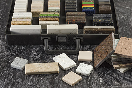 用于台面和地板的大量石材样品选择 样品盒中的人造亚克力石块 一组深浅不一的台面质感人造石制品大理石厨房建筑学色调风格材料石英正方图片