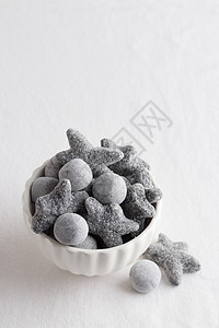 以芬兰语写成的语 白碗中桌子糖果食物铵盐氯化物黑色图片