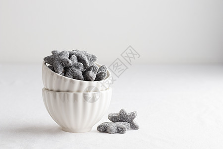 以芬兰语写成的语 白碗中黑色铵盐糖果桌子食物氯化物图片