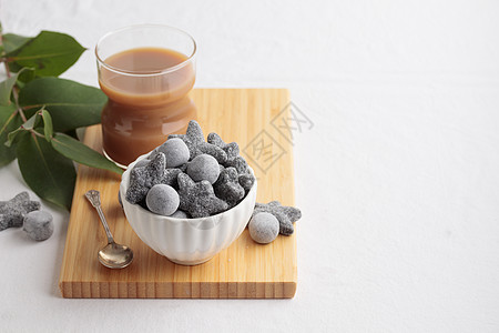 在白碗和木制板上 咖啡加酒盐咸沙尔米亚基氯化物糖果桌子黑色铵盐食物图片