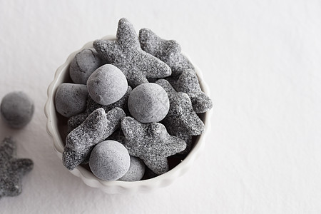 以芬兰语写成的语 白碗中黑色食物铵盐糖果桌子氯化物图片