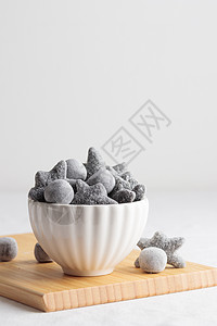 芬兰语 装在白碗和木板上铵盐糖果黑色桌子食物氯化物图片
