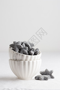 以芬兰语写成的语 白碗中食物氯化物糖果黑色桌子铵盐图片