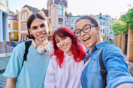 快乐的青少年玩得开心 看镜头 自拍大学男生青春期朋友们女孩们活动休闲微笑技术享受图片