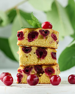 白木板上用红熟樱桃烤焦的海绵蛋糕浆果桌子薄荷食物水果面包红色甜点白色糕点图片