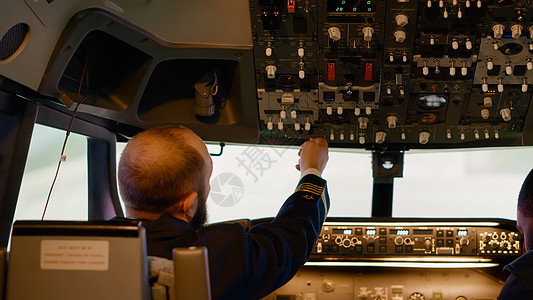 飞行机组人员准备乘飞机在驾驶舱起飞图片