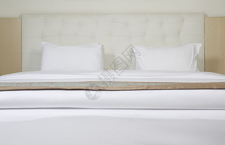 在豪华酒店房间的国王大床床单尺寸奢华床头场景枕头墙纸床头板商业床垫图片