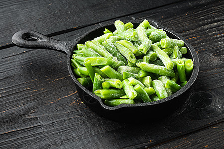 健康食品概念 在黑木制桌底的煎铁锅中采用碳氢食品法(含)图片