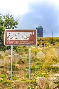 山顶的全景山脉草地旅行木头场地胜地建筑学天线旅游森林图片