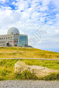 山顶的全景远足木头顶峰蓝色公园胜地草地风景山脉最高点图片