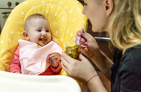 妈妈给婴儿喂蔬菜 有选择的焦点厨房椅子孩子家庭父母快乐勺子横幅饮食早餐图片