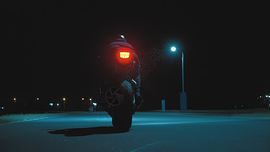 一个男人骑着运动摩托车 移动到远处 在夜间城市背景下的深夜城市背景图片