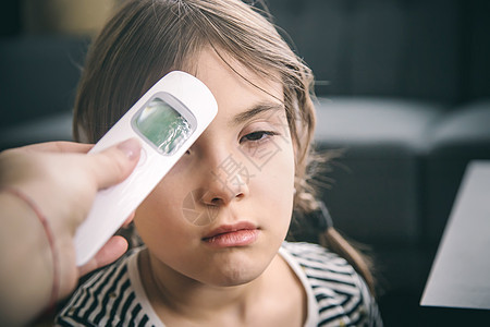 母亲测量孩子的体温 有选择地集中注意力儿子女孩家庭卧室说谎药品疾病婴儿卫生流感图片