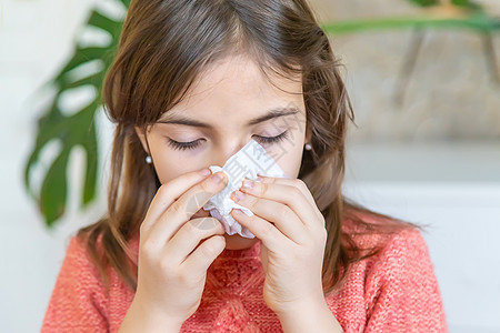 孩子用餐巾纸擦鼻涕 有选择的专注发烧温度鼻塞女孩男生鼻子眼睛婴儿横幅咳嗽图片