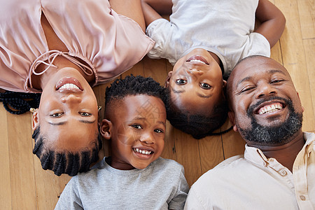 快乐的非洲裔美国家庭一起放松 在家里亲密无间 弟弟和妹妹与父母共度时光 一家人带着孩子露出灿烂的笑容和洁白的牙齿图片