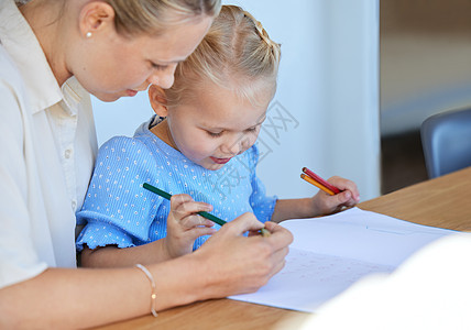 妈妈在家上课时教小女儿 可爱的白人小女孩在父母的帮助下学习如何阅读和写作 辅导孩子时展示和说话的女人图片