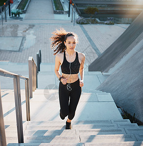 她的体格水平正在上升 一名有吸引力的年轻女运动员在城外锻炼时被全场拍到了图片