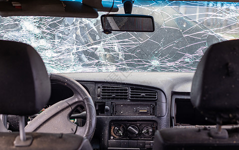 事故后损坏的车窗 因事故而破碎的挡风玻璃 内部视图 机舱内部细节 从驾驶室查看 安全运动 破挡风玻璃 玻璃裂纹和损坏犯罪碎玻璃镜图片