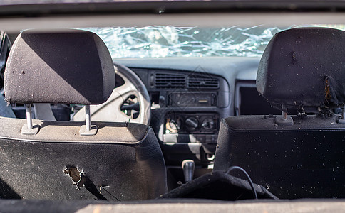 事故后损坏的车窗 因事故而破碎的挡风玻璃 内部视图 机舱内部细节 从驾驶室查看 安全运动 破挡风玻璃 玻璃裂纹和损坏损害保险粉碎图片