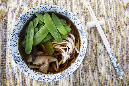 新鲜的爱德美豆豆美食筷子甜豆菌类食物面条图片