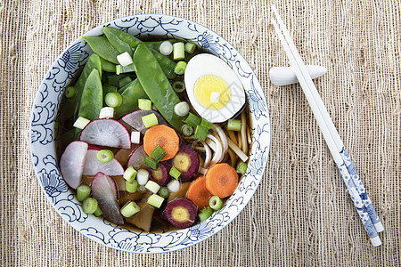 新鲜的爱德美豆豆美食彩虹面条食物洋葱甜豆蔬菜萝卜筷子营养图片