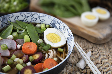 新鲜的爱德美豆豆营养筷子洋葱蔬菜面条甜豆食物萝卜美食图片