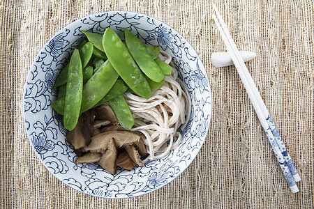 新鲜的爱德美豆豆棕色面条菌类甜豆食物晚餐筷子美食用具图片