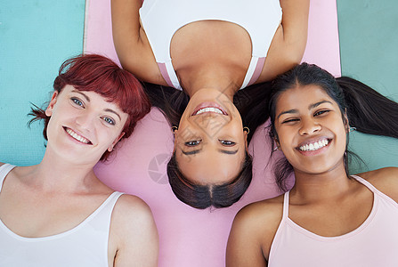 瑜伽是增加身体 心灵和灵魂的美感 一些运动女性在瑜伽工作室放松锻炼垫子的高角度拍摄图片