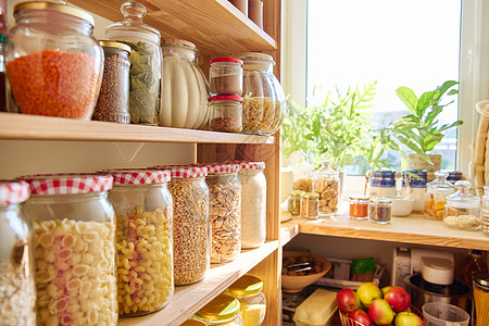 食品储存在厨房的储藏室粮食货架产品面粉厨具香料内阁贮存家庭玻璃图片
