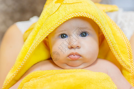 在毛巾里洗完澡的婴儿 有选择地集中注意力卫生女孩乐趣微笑快乐男生喜悦眼睛孩子童年图片