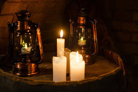 白色灯笼 在旧房子的桌上摆着精细的设计烛台花园灯光桌子镂空球体蜡烛装饰装饰品反射图片