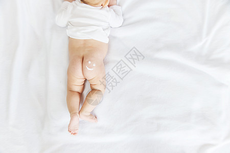 婴儿屁股上带奶油的微笑标志 有选择的重点孩子防晒霜按摩尿布卫生产品男生化妆品女孩治疗图片