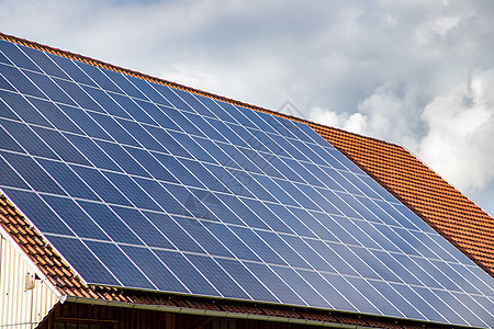 房顶上的太阳能电池板 水平方向 蓝色天空 能源概念以及经济集电极房子发电机活力电气环境生态技术阳光图片